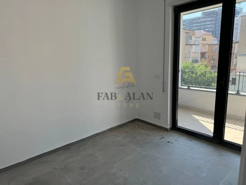 Tirane, jepet me qera ambjent biznesi Kati 2, 50 m² 500 € (Bulevardi i Ri)