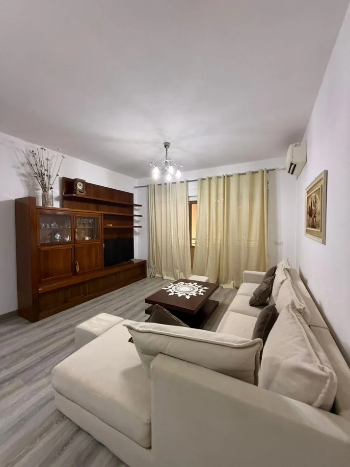 Tirane, jepet me qera apartament 2+1 Kati 1, 100 m² 650 € (Don Bosko)