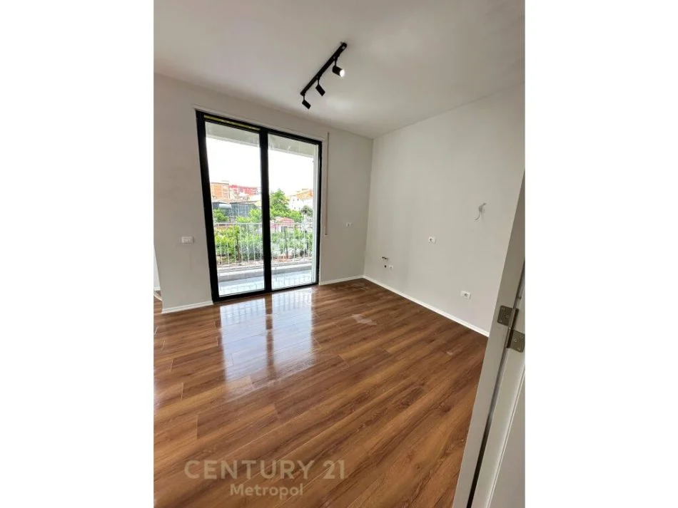 Tirane, shitet apartament 2+1 Kati 2, 105 m² 175,000 € (Xhamlliku)