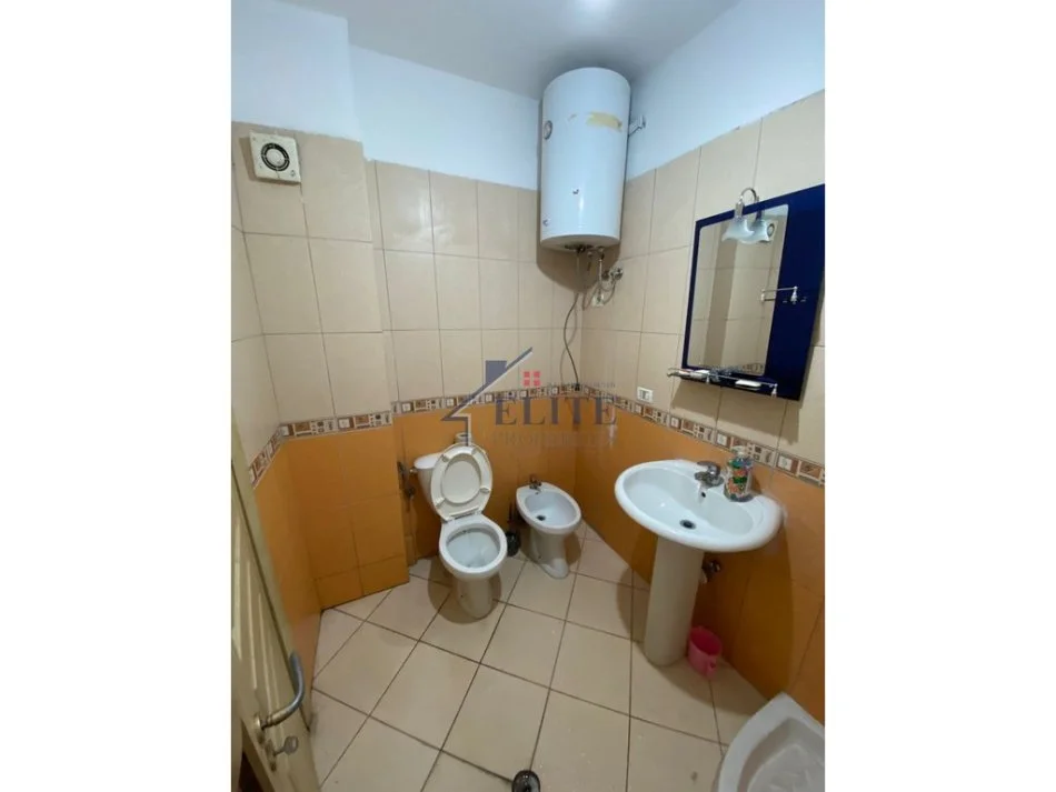 Tirane, jepet me qera apartament 1+1+Ballkon Kati 4, 110 m² 600 € (Fondacioni Leonore)