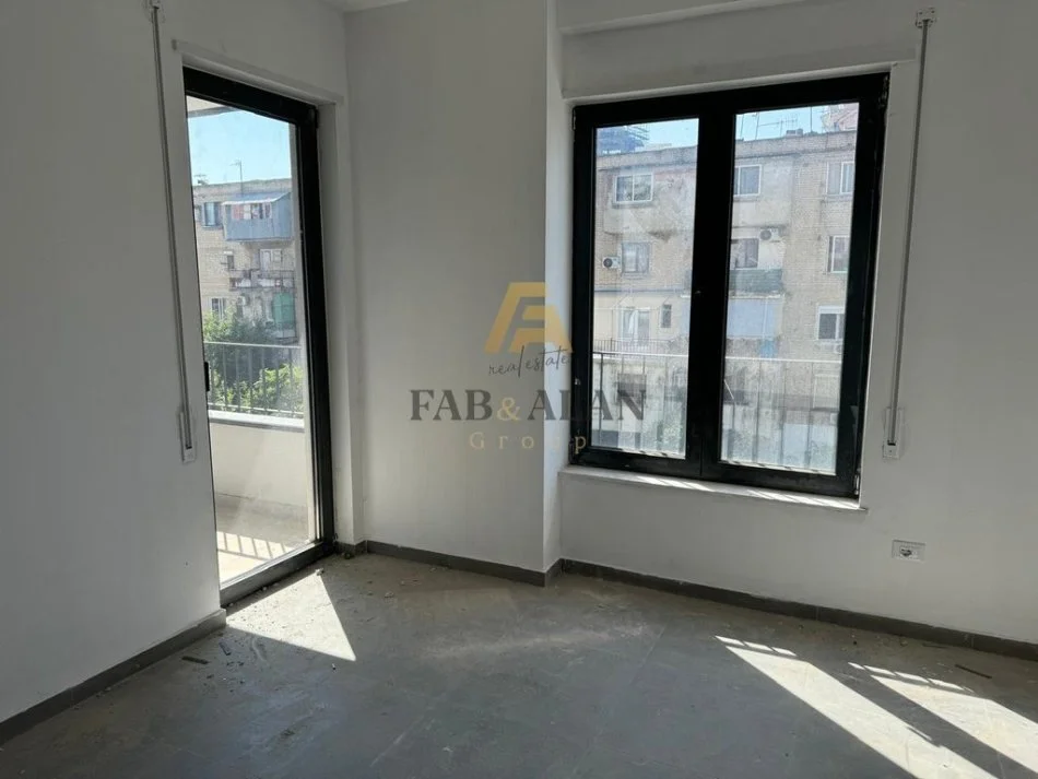 Tirane, jepet me qera ambjent biznesi Kati 2, 50 m² 500 € (Bulevardi i Ri)