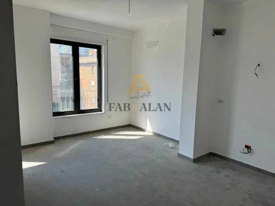 Tirane, jepet me qera ambjent biznesi Kati 2, 50 m² 500 € (Bulevardi i Ri)