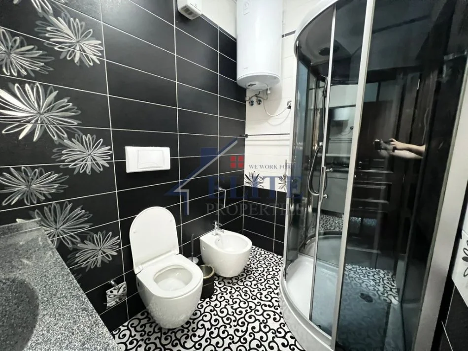 Tirane, jepet me qera apartament 3+1+Ballkon Kati 4, 135 m² 1.200 € (Ministria e Drejtesise)