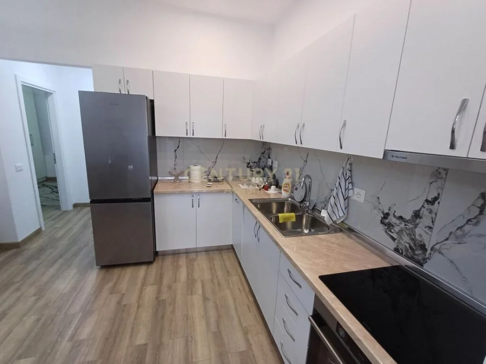 Tirane, jepet me qera apartament 2+1 Kati 1, 74 m² 450 € (rruga tonin arapi tek venue)