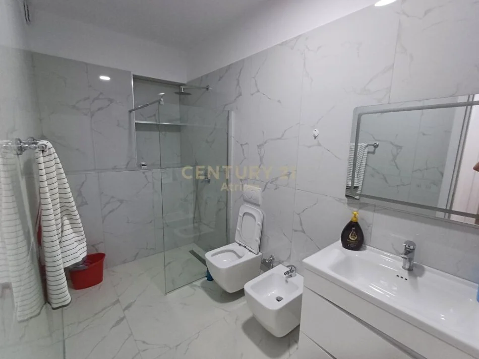 Tirane, jepet me qera apartament 2+1 Kati 1, 74 m² 450 € (rruga tonin arapi tek venue)