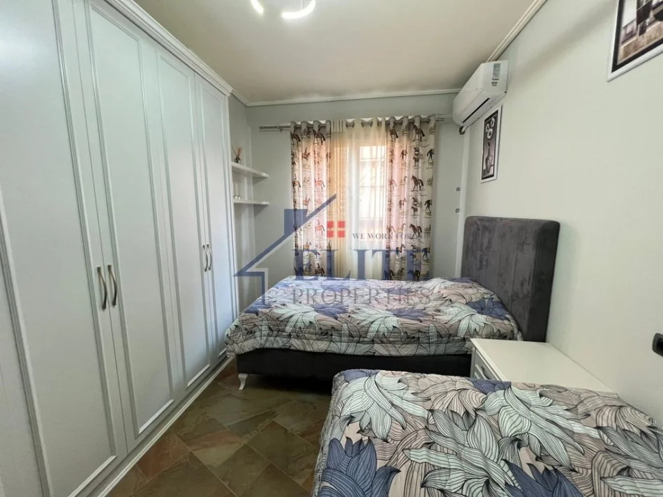 Tirane, jepet me qera apartament 3+1+Ballkon Kati 4, 135 m² 1.200 € (Ministria e Drejtesise)