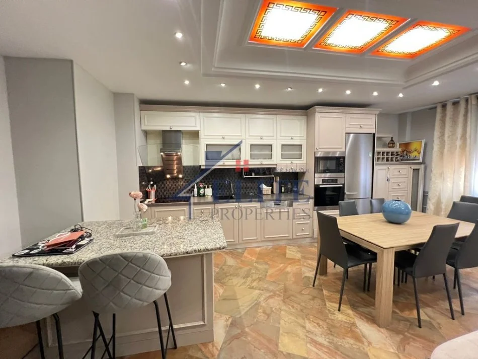 Tirane, jepet me qera apartament 3+1+Ballkon Kati 4, 135 m² 1.200 € (Ministria e Drejtesise)
