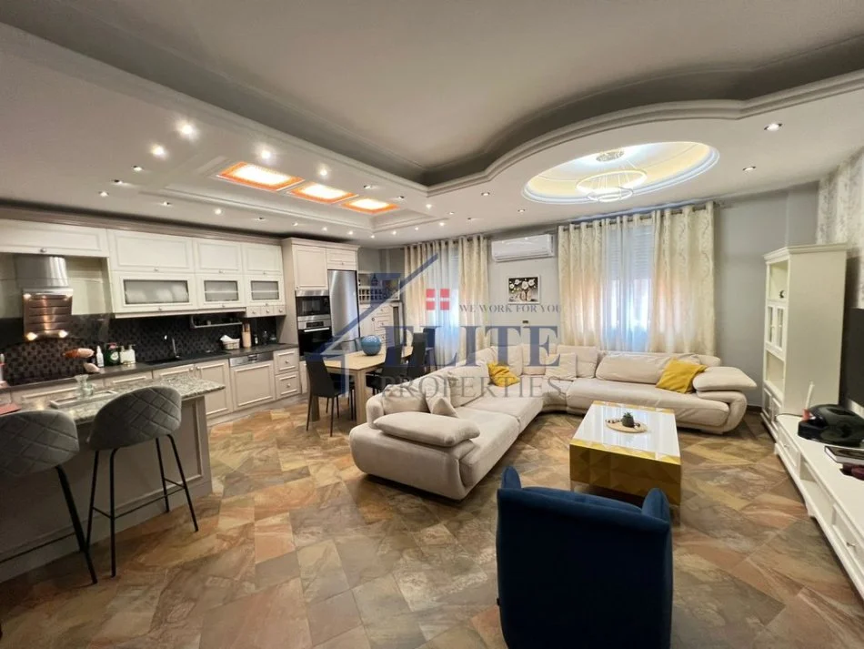 Tirane, jepet me qera apartament 3+1+Ballkon Kati 4, 135 m² 1.200 € (Ministria e Drejtesise)