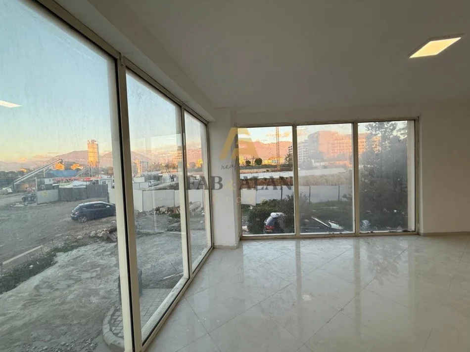 Tirane, jepet me qera ambjent biznesi Kati 1, 260 m² 2.600 € (Bulevardi Zogu i Pare)