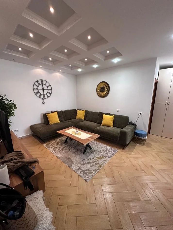 Tirane, jepet me qera apartament 2+1+Ballkon Kati 3, 90 m² 850 € (Rr Barrikadave Pas 15 Kateshit)