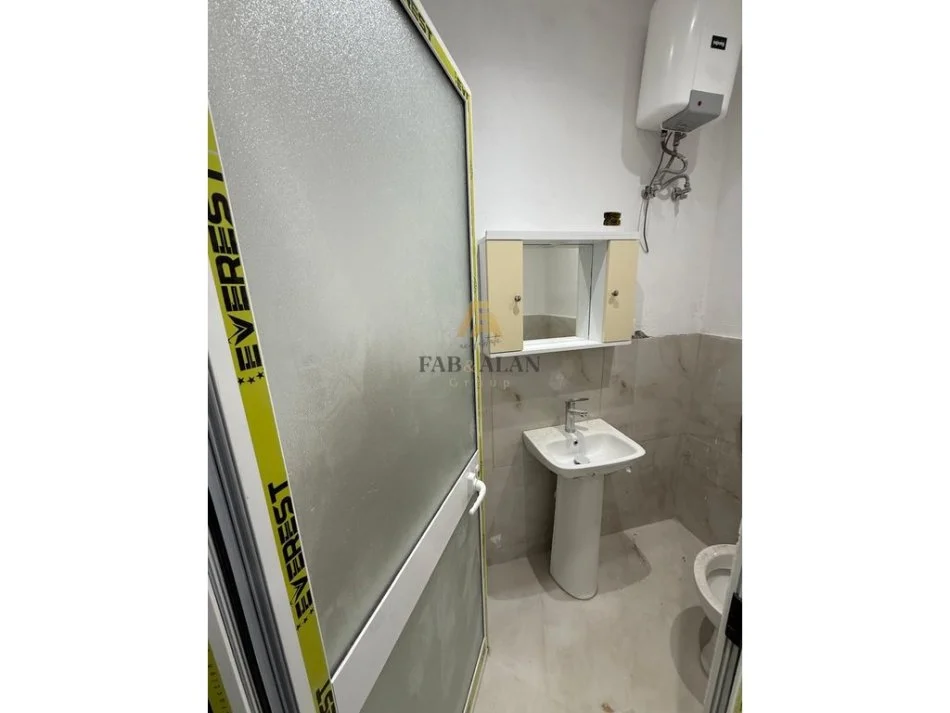 Tirane, jepet me qera ambjent biznesi Kati 1, 260 m² 2.600 € (Bulevardi Zogu i Pare)