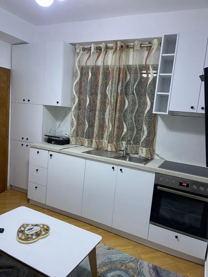 Tirane, jepet me qera garsonier 1+1 Kati 2, 40 m² 320 € (Loni Ligori)