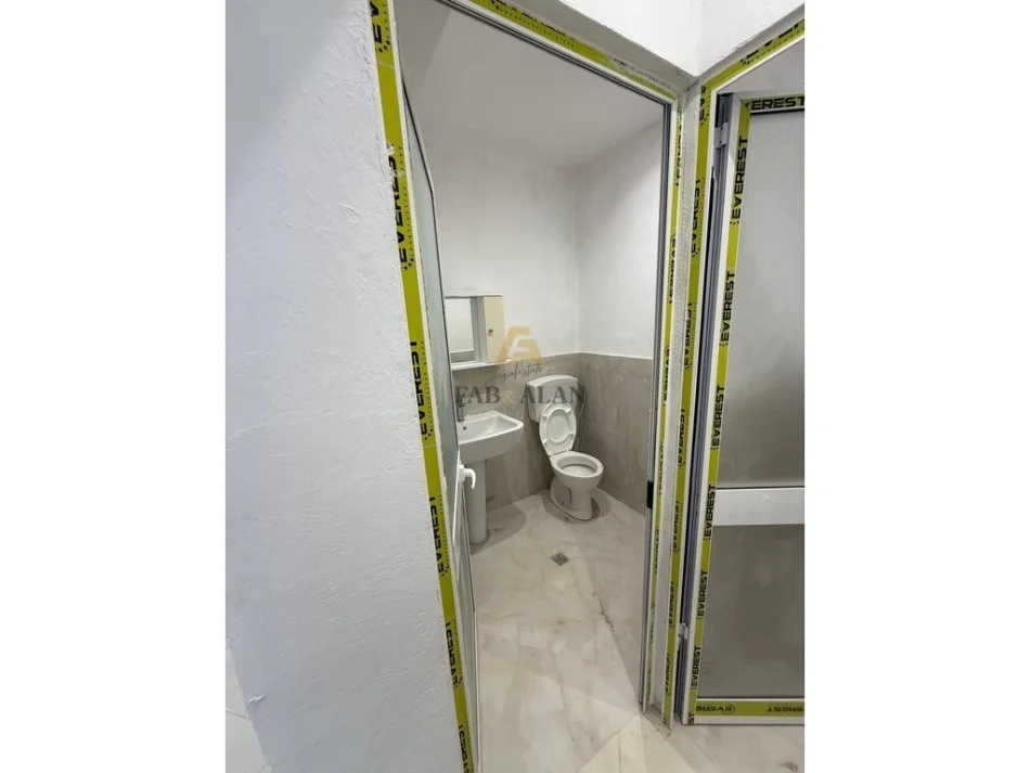 Tirane, jepet me qera ambjent biznesi Kati 1, 260 m² 2.600 € (Bulevardi Zogu i Pare)