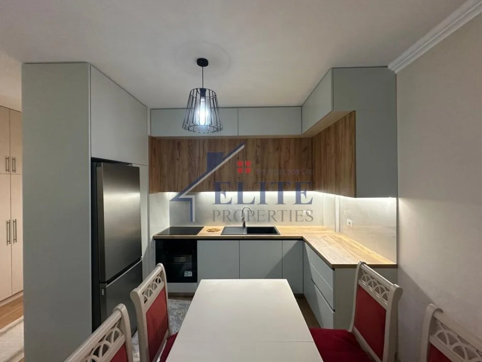 Tirane, jepet me qera apartament 2+1+Ballkon Kati 4, 96 m² 700 € (Don Bosko)