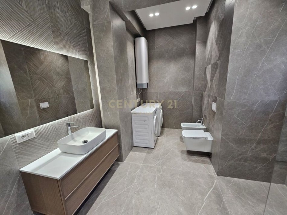 Tirane, shes apartament 3+1+2 , 140 m² 350,000 € (Kopshti Botanik Zoologjik)