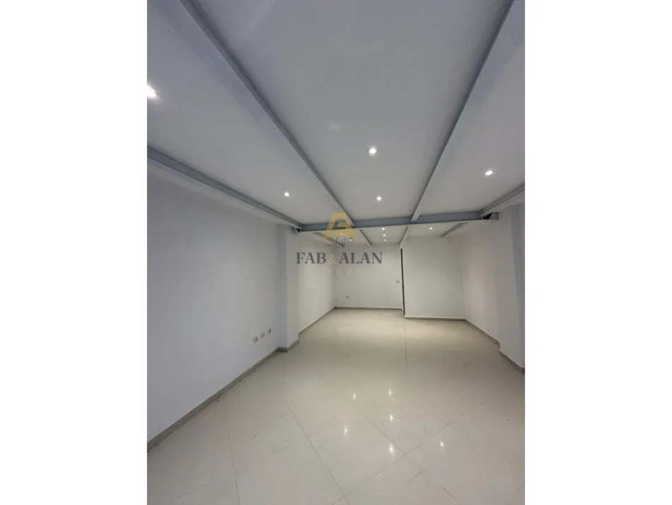 Tirane, jepet me qera ambjent biznesi , 50 m² 500 € (Bulevardi Zogi i Pare)