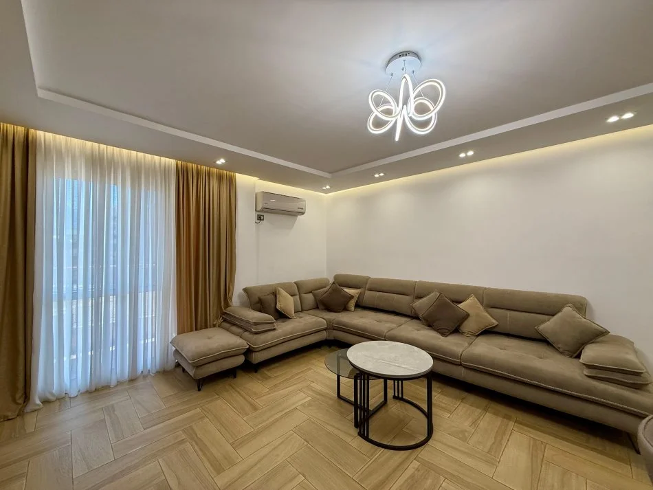 Tirane, jepet me qera apartament 2+1+Aneks+Ballkon Kati 4, 95 m² 900 € 