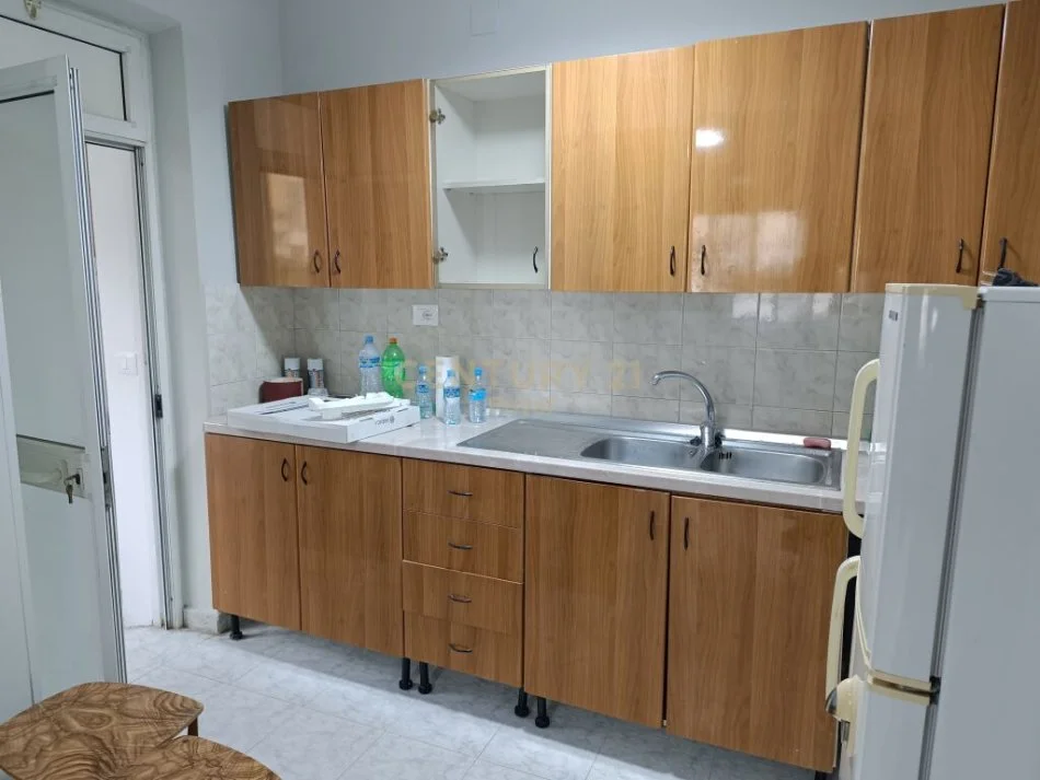 Tirane, shitet apartament Kati 2, 
