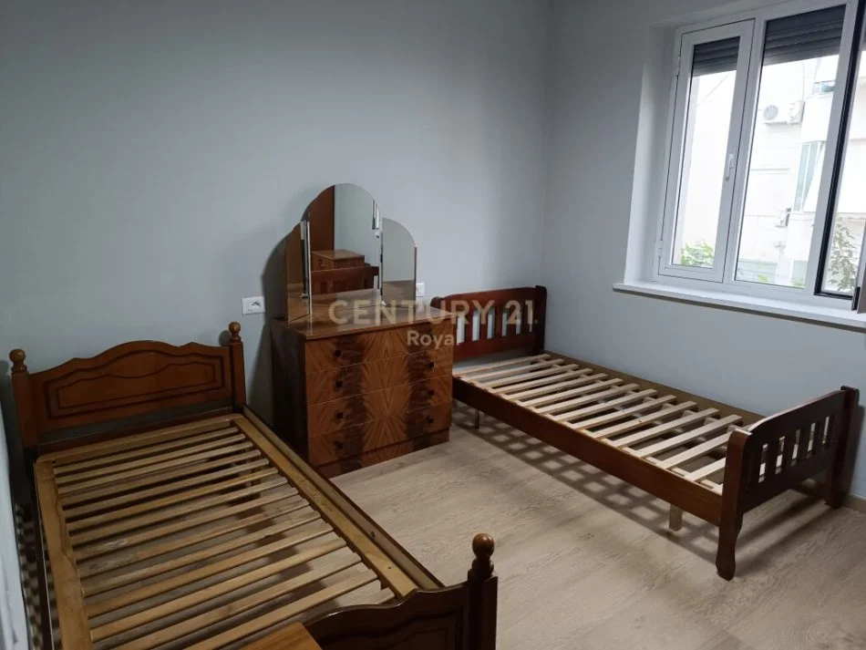 Tirane, shitet apartament Kati 2, 