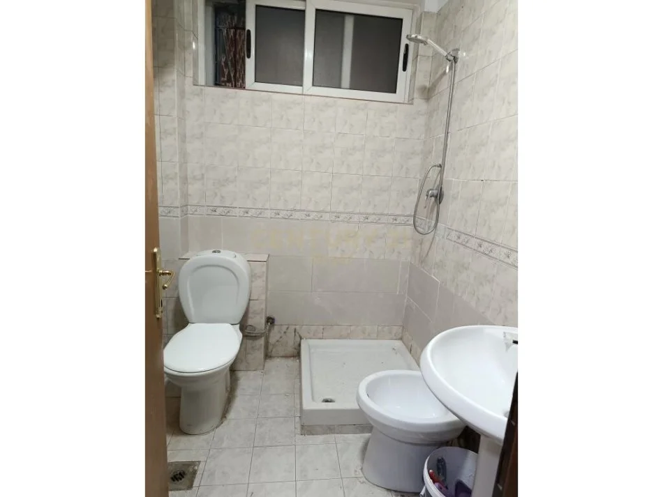 Tirane, shitet apartament Kati 2, 