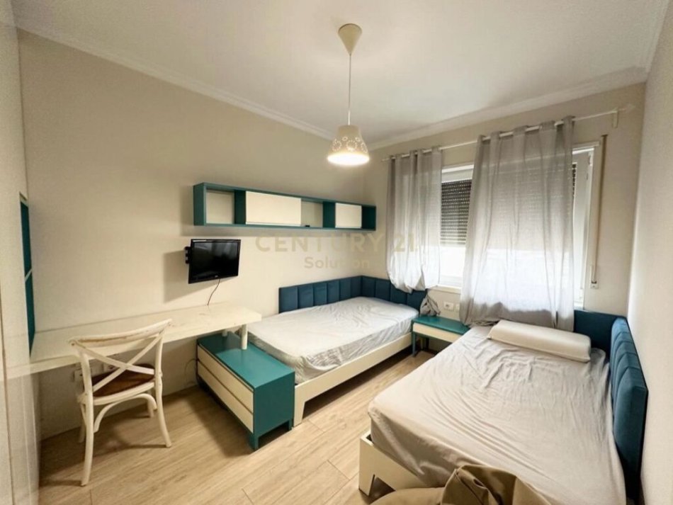 Tirane, jap me qera apartament 2+1+2+2 Poste Parkimi+Ballkon , 103 m² 900 € (Komuna e Parisit)