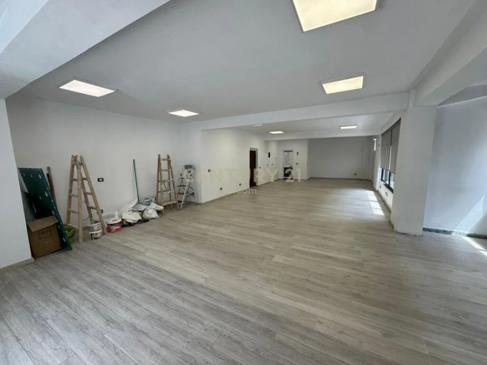 Tirane, shes ambjent biznesi Kati 0, 135 m² 265.000 € (Rruga e Durresit)