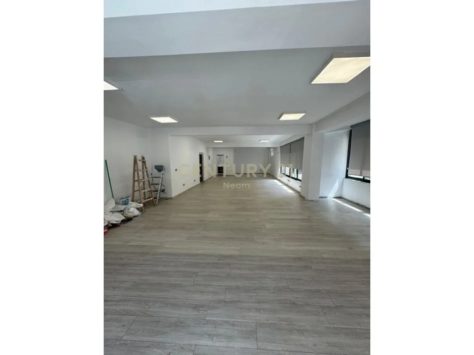 Tirane, shes ambjent biznesi Kati 0, 135 m² 265.000 € (Rruga e Durresit)