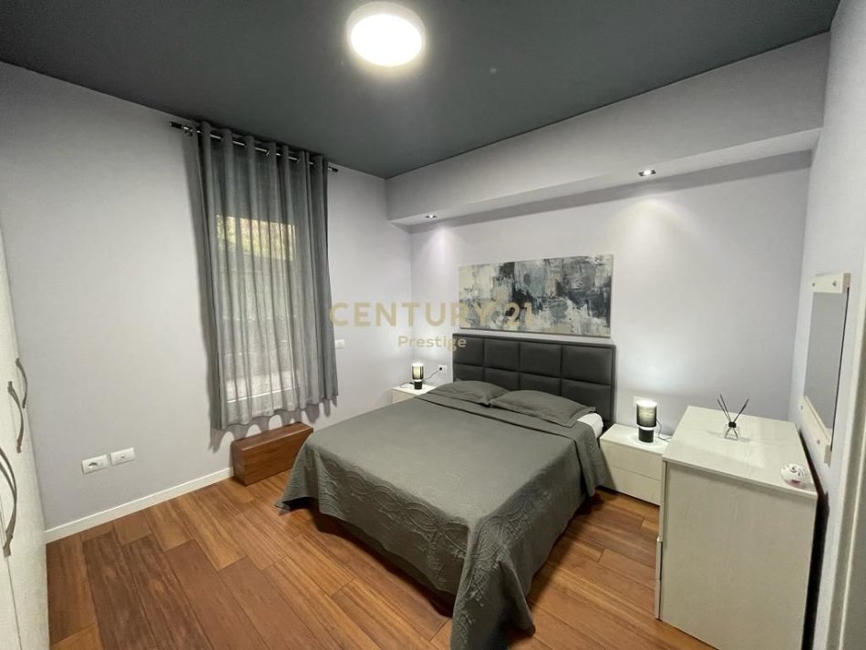 Tirane, jap me qera apartament 2+1+2 , 147 m² 700 € (Kopshti Botanik Zoologjik)