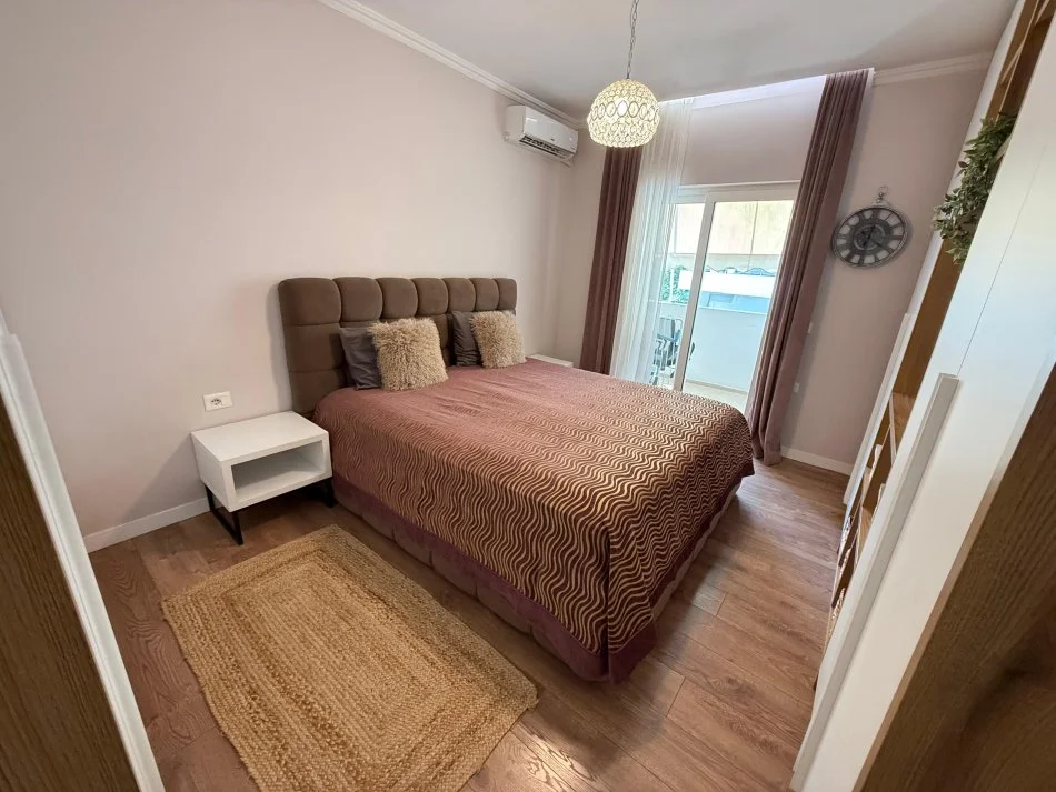 Tirane, jepet me qera apartament 2+1 Kati 3, 96 m² 700 € (Rruga e Bogdaneve)