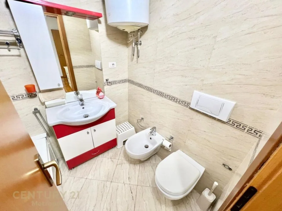 Tirane, shitet apartament 2+1+Ballkon Kati 2, 125 m² 312.500 € (BLLOK)