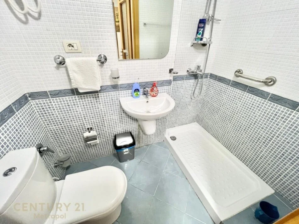 Tirane, shitet apartament 2+1+Ballkon Kati 2, 125 m² 312.500 € (BLLOK)
