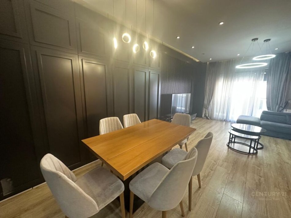 Tirane, shes apartament 3+1+2 +2 Garazhe+Ballkon , 144 m² 320,000 € (Selite)