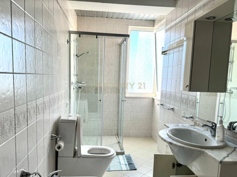 Tirane, jap me qera apartament 3+1+Ballkon , 130 m² 1,100 € (Garda)
