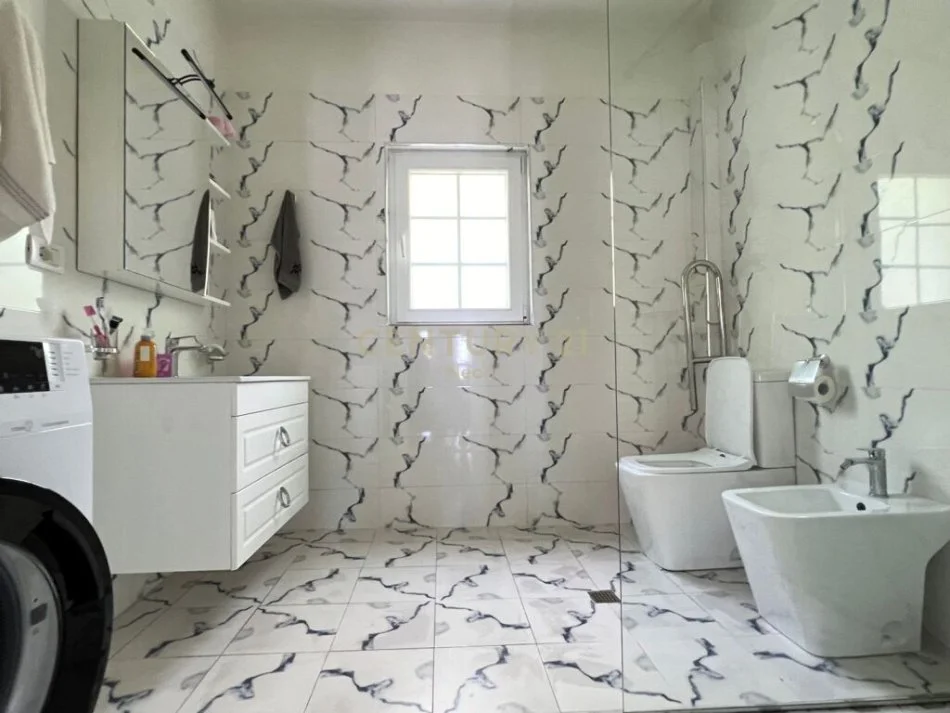 Tirane, shitet Vile 4+1 Kati 2, 360 m² 470.000 € (SAUK)