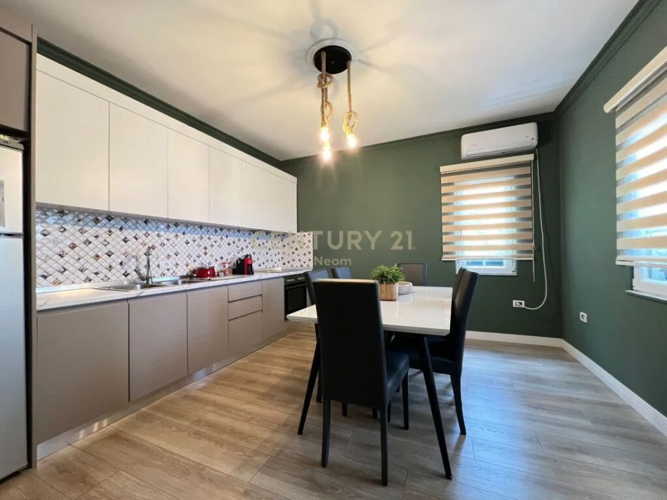 Tirane, shitet Vile 4+1 Kati 2, 360 m² 470.000 € (SAUK)