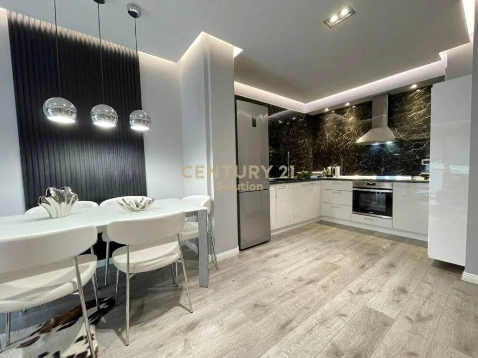 Tirane, jepet me qera apartament 2+1+Ballkon Kati 2, 115 m² 800 € (kika 2)