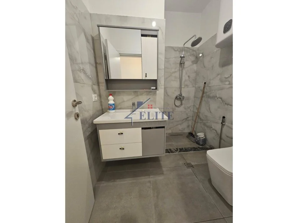 Tirane, jepet me qera apartament 2+1+Ballkon Kati 4, 96 m² 450 € (Casa Italia)