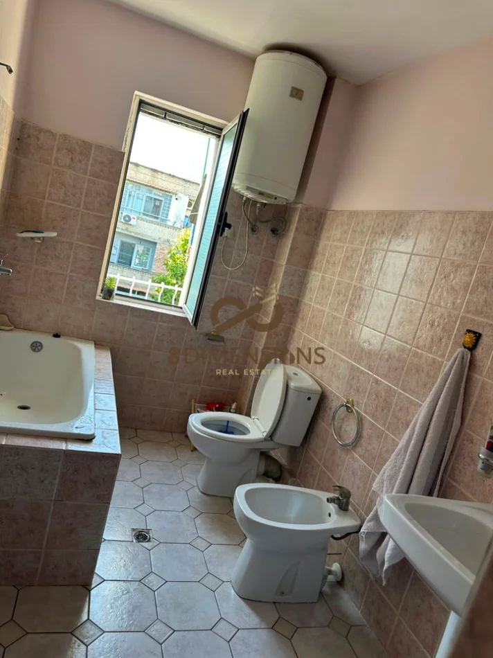 Shitet apartament 1+1 tek Fusha e Ali Demit D8141Z-27