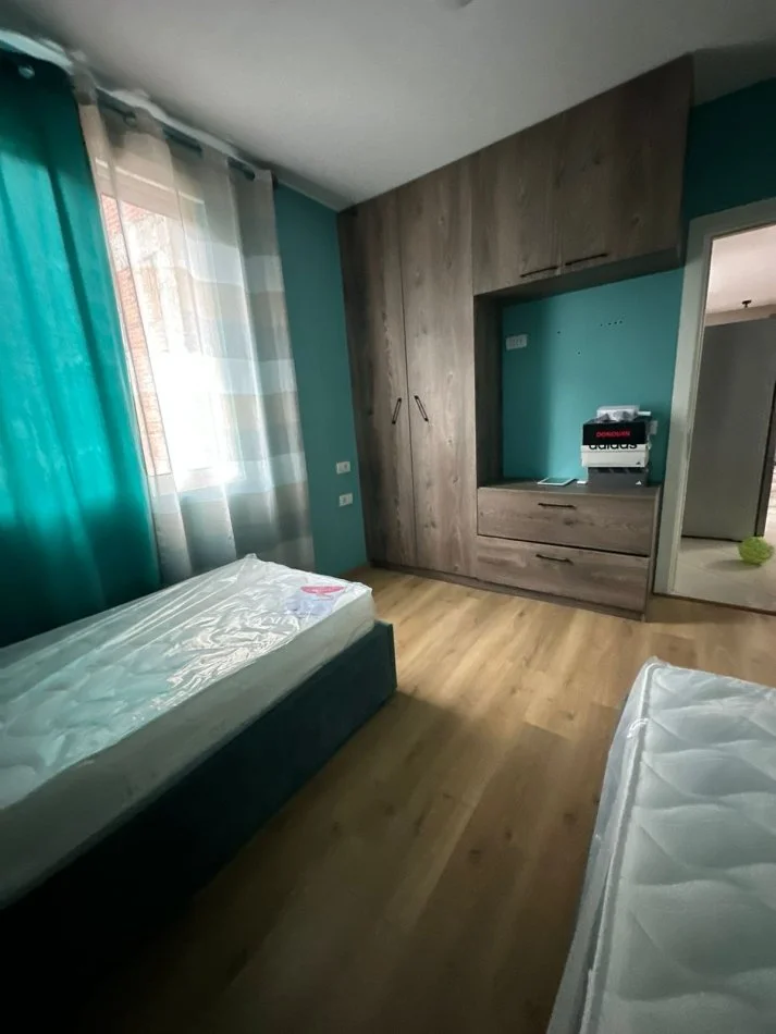 Tirane, jepet me qera apartament 2+1+Ballkon Kati 4, 100 m² 550 € (Xhamia e Selites)