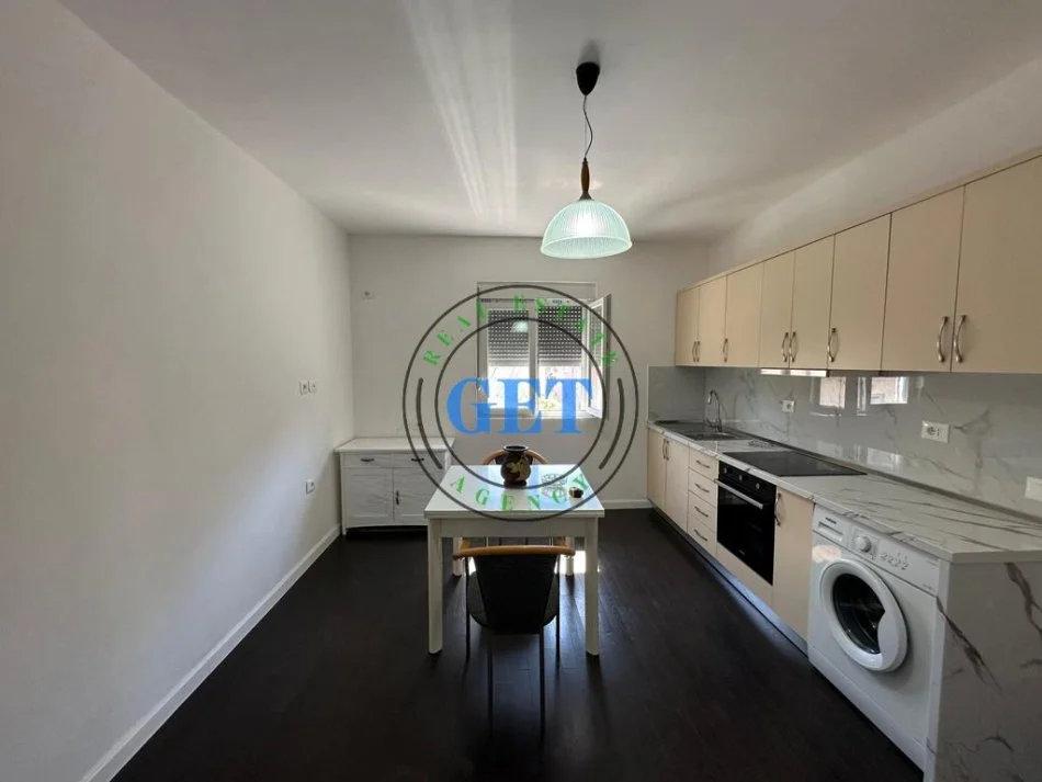 Durres, jepet me qera apartament 2+1 Kati 4, 400 € 