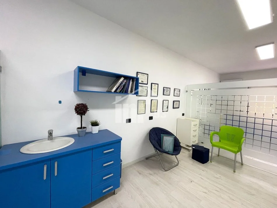 Tirane, jepet me qera ambjent biznesi Kati 0, 90 m² 1.000 € (RRUGA “ARKITEKT KASEMI”, TE BRRYLI)