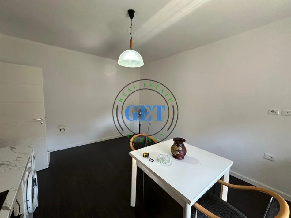 Durres, jepet me qera apartament 2+1 Kati 4, 400 € 