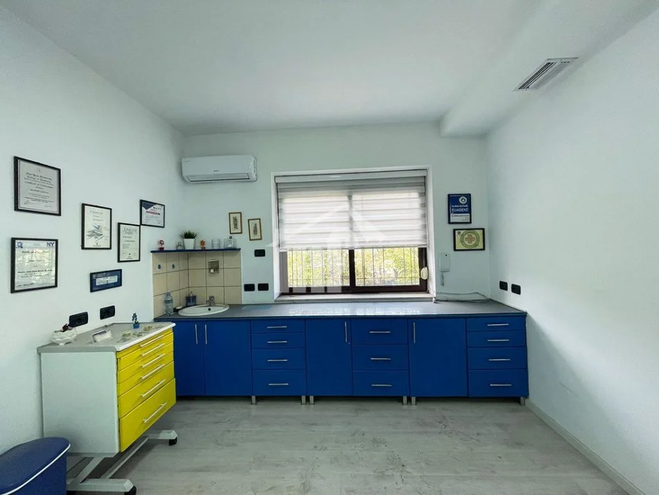 Tirane, jepet me qera ambjent biznesi Kati 0, 90 m² 1.000 € (RRUGA “ARKITEKT KASEMI”, TE BRRYLI)