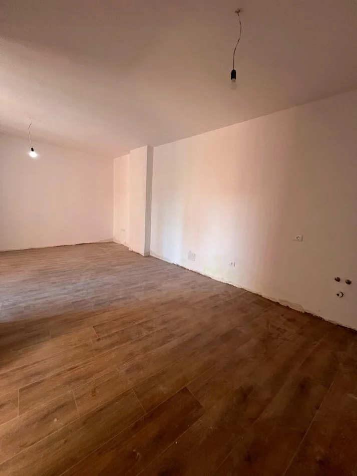 Tirane, shitet apartament 1+1+Ballkon Kati 4, 80 m² 224.000 € (Rruga Kavajes)