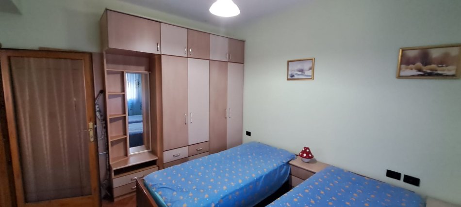 Tirane, jepet me qera apartament 2+1+Ballkon Kati 4, 90 m² 650 € (rruga e Kavajes prane Poliklinikes Zoja e Keshillit te Mire)