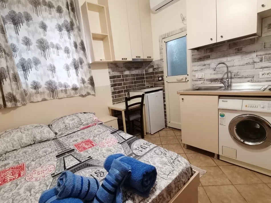 Tirane, jepet me qera apartament 1+1 Kati 2, 30 m² 350 € (5 Maj (VR007))