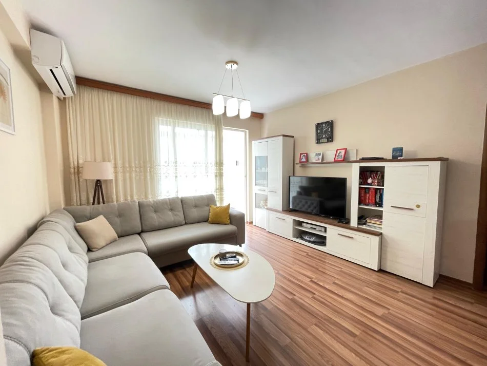 Tirane, jepet me qera apartament 3+1+Ballkon Kati 2, 130 m² 1.100 €