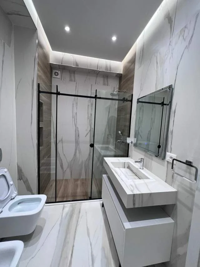 Japim me qira apartament 2+1+2, Rruga e Barrikadave 1300 Euro