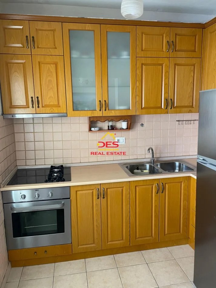 Vlore, jepet me qera apartament 2+1+Ballkon Kati 4, 55 m² 250 € (Rruga Osman Haxhiu)