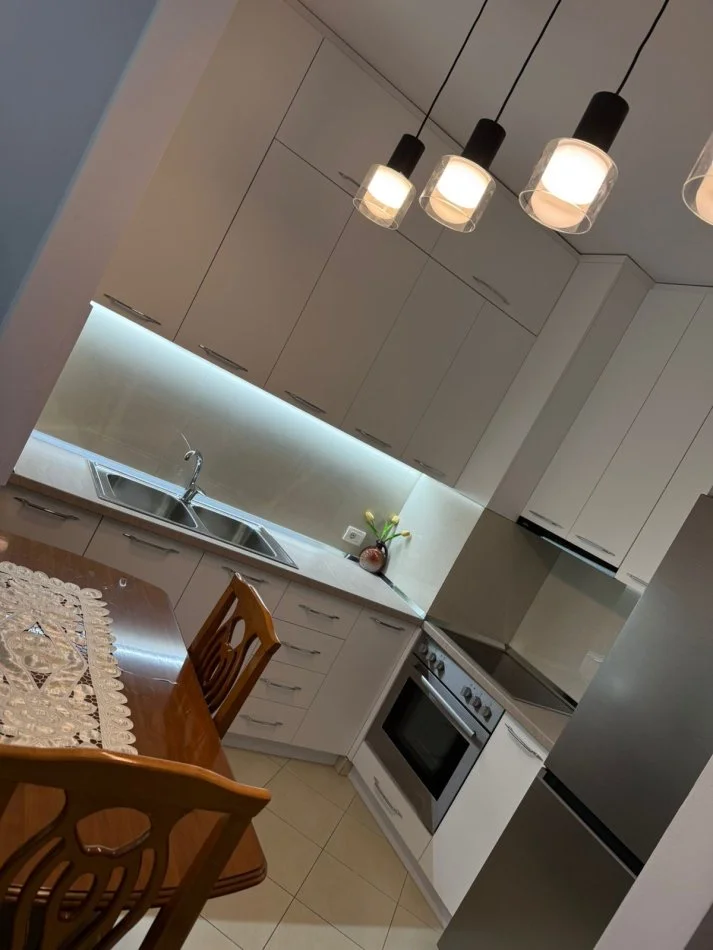 Tirane, jepet me qera apartament 1+1+Ballkon Kati 2, 70 m² 530 € (Don Bosko te Credins Bank)